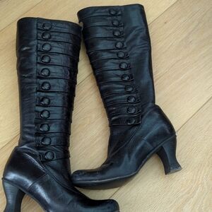High heeled black boots with side zipper